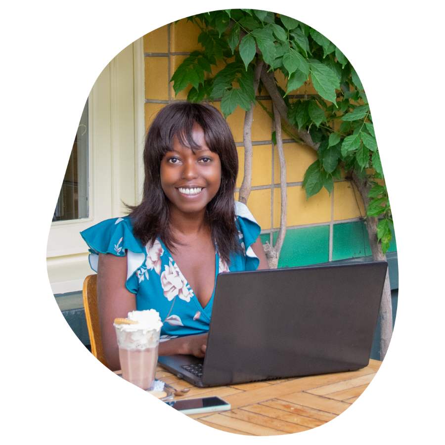 Ina als VA matchmaker buiten aan het werk met een koffie