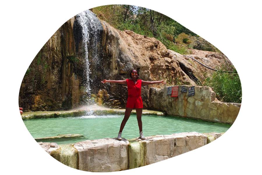 Ina De Becker op vakantie bij een prachtige waterval