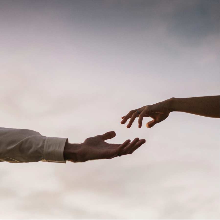 Een VA kan naar potentiële klanten uitreiken om er een trouwe fan van te maken