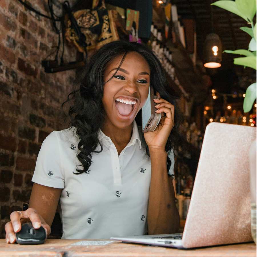 Enthousiaste onderneemster aan de telefoon