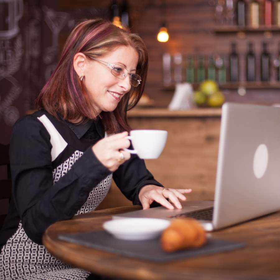 Werk je vaak vanuit een koffie bar, zorg er dan voor dat de je de wifi verbinding beveiligt via een VPN
